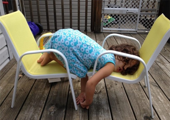 hai huoc voi tu the "ngat tren canh quat" sieu dang yeu hinh anh 4