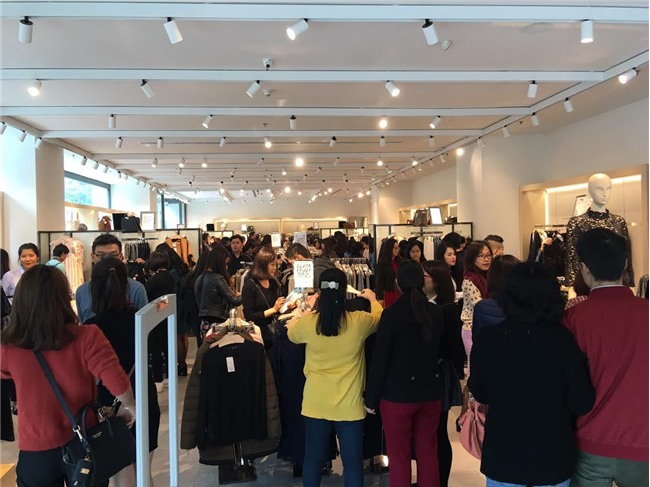 Khiếp sợ Black Friday: Khách xếp 10 dãy, chủ hàng đóng cửa trốn