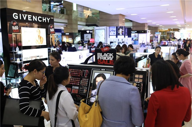Khiếp sợ Black Friday: Khách xếp 10 dãy, chủ hàng đóng cửa trốn