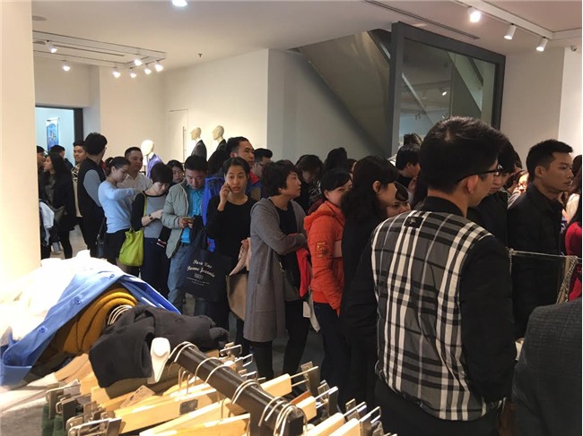 Khiếp sợ Black Friday: Khách xếp 10 dãy, chủ hàng đóng cửa trốn