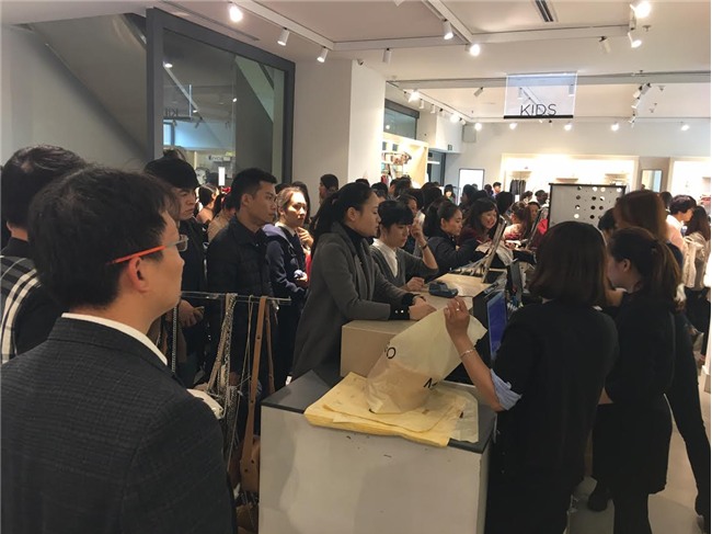 Khiếp sợ Black Friday: Khách xếp 10 dãy, chủ hàng đóng cửa trốn