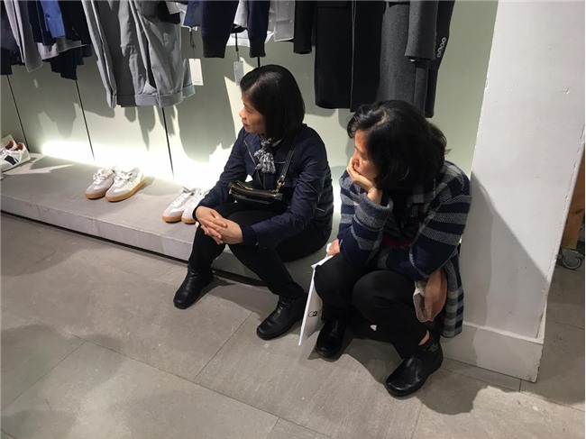 Khiếp sợ Black Friday: Khách xếp 10 dãy, chủ hàng đóng cửa trốn