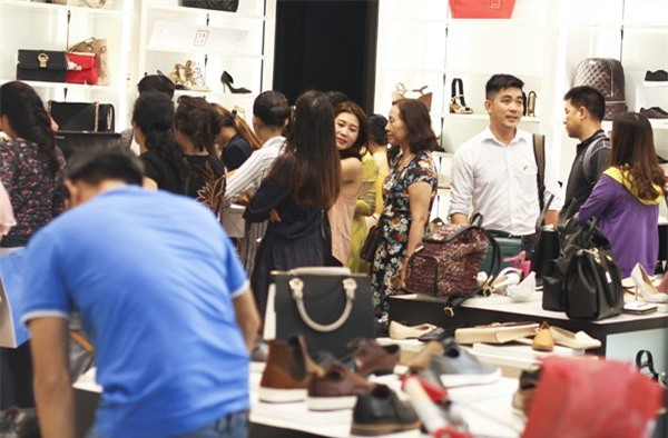 Khiếp sợ Black Friday: Khách xếp 10 dãy, chủ hàng đóng cửa trốn