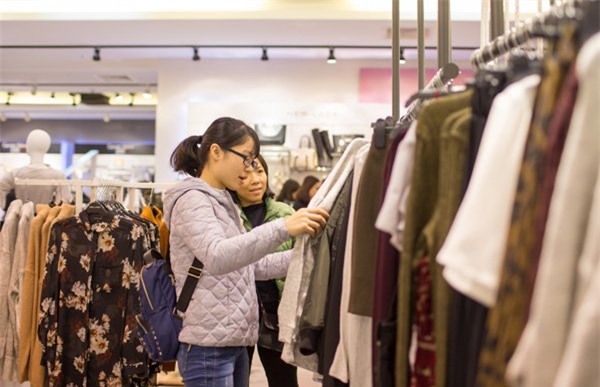 Khiếp sợ Black Friday: Khách xếp 10 dãy, chủ hàng đóng cửa trốn