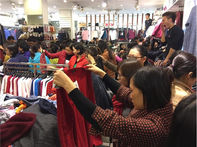 Khiếp sợ Black Friday: Khách xếp 10 dãy, chủ hàng đóng cửa trốn