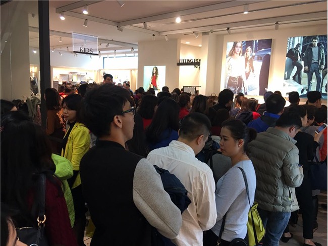 Khiếp sợ Black Friday: Khách xếp 10 dãy, chủ hàng đóng cửa trốn