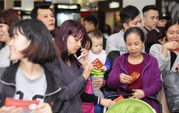 Khiếp sợ Black Friday: Khách xếp 10 dãy, chủ hàng đóng cửa trốn