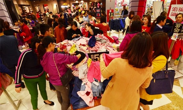 Khiếp sợ Black Friday: Khách xếp 10 dãy, chủ hàng đóng cửa trốn
