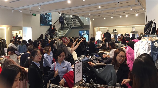 Khiếp sợ Black Friday: Khách xếp 10 dãy, chủ hàng đóng cửa trốn