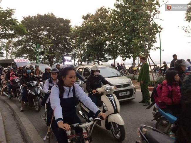 Hà Nội: Đang đi xe máy trên đường Thanh Niên, cụ ông 74 tuổi bị ngã, tử vong tại chỗ - Ảnh 2.