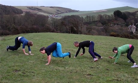 Mỗi ngày bò 40 phút: Bài tập lạ người Trung Quốc và Mỹ thi nhau tập vì hiệu quả bất ngờ - Ảnh 2.