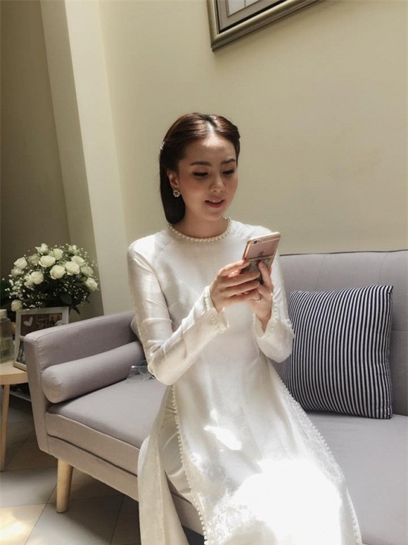 Hoa hậu Ngọc Hân xinh tươi làm phù dâu cho MC thời tiết Mai Ngọc 0