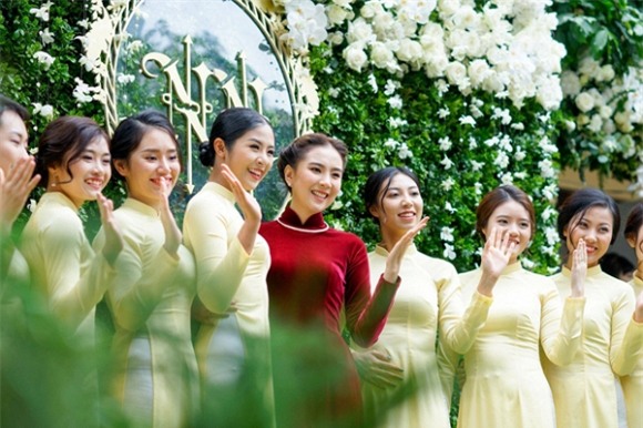 Hoa hậu Ngọc Hân xinh tươi làm phù dâu cho MC thời tiết Mai Ngọc 2