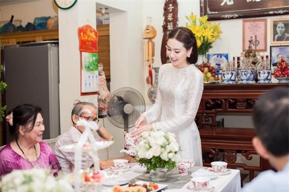 Hoa hậu Ngọc Hân xinh tươi làm phù dâu cho MC thời tiết Mai Ngọc 0