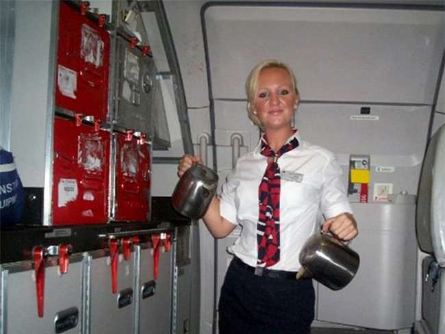 Ai mà ngờ được nữ tiếp viên hàng không xinh đẹp này lại là lực sĩ thể hình cuồn cuộn cơ bắp - Ảnh 1.
