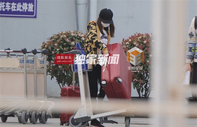 Chẳng như Lâm Tâm Như, Angela Baby được ông xã Huỳnh Hiểu Minh kè kè chăm sóc từng ly từng tí - Ảnh 8.