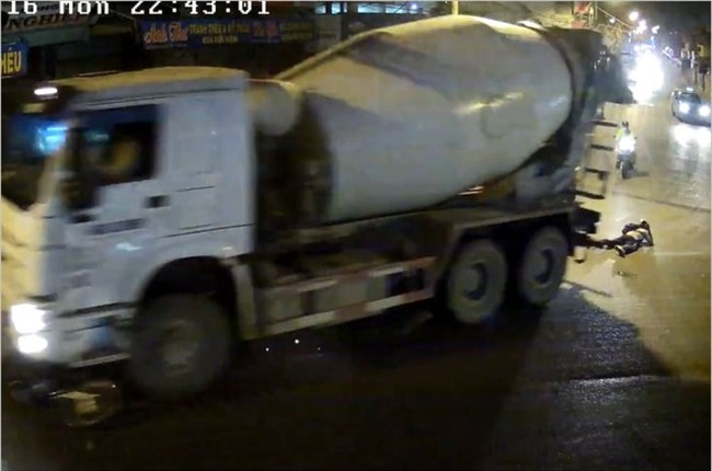 Thanh nien thoat chet may man duoi gam xe bon o Sai Gon hinh anh 1