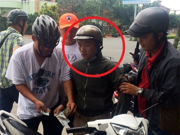 Nhat duoc tui xach, doi chu nhan 5 trieu dong tien chuoc hinh anh 1