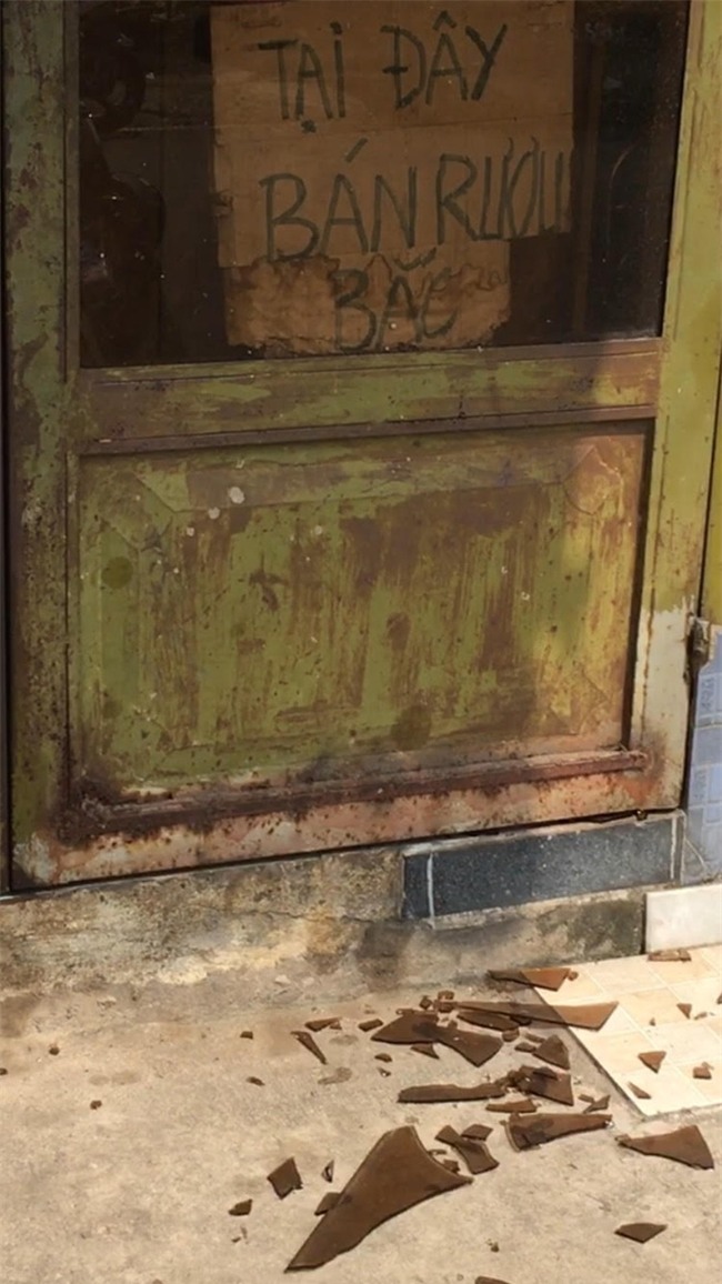 Bình Dương: Đạn bắn thủng cửa kính, cháu bé 3 tuổi thoát chết trong gang tấc - Ảnh 1.