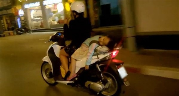 Khi người lớn thản nhiên để những đứa bé đùa giỡn với tử thần trên đường phố - Ảnh 3.