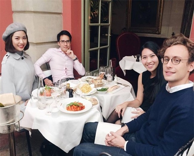 Đồng hành cùng cô là Á hậu Thuý Vân.