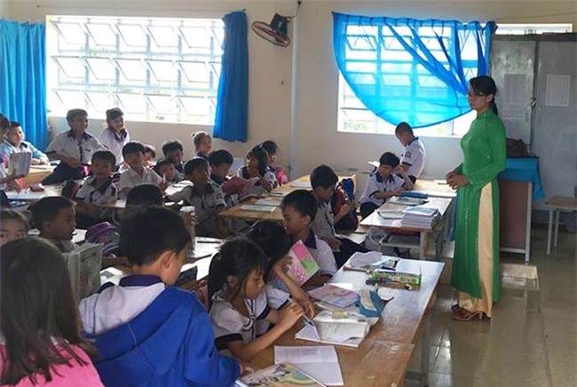 Hang chuc hoc sinh 'ngoi nham lop' o Soc Trang hinh anh 1