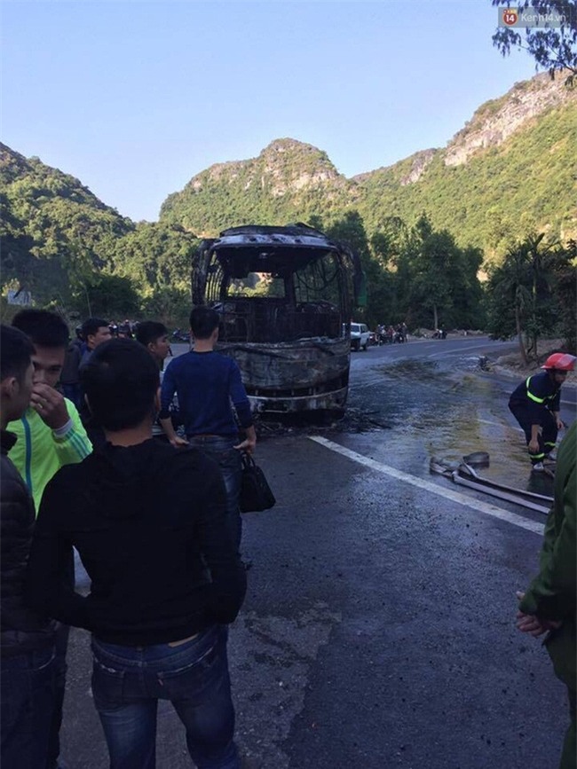 Cháy xe dữ dội gần đảo Cát Bà sau va chạm giữa xe máy và ô tô, 2 người Hàn Quốc thương vong - Ảnh 2.