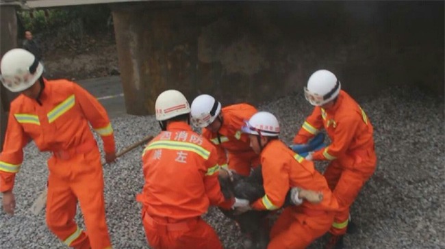 Người đàn ông xấu số chết tức tưởi khi container chở sỏi bất ngờ lật nhào - Ảnh 5.