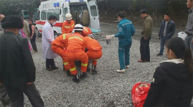 Người đàn ông xấu số chết tức tưởi khi container chở sỏi bất ngờ lật nhào - Ảnh 8.