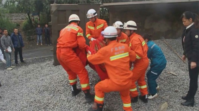 Người đàn ông xấu số chết tức tưởi khi container chở sỏi bất ngờ lật nhào - Ảnh 9.