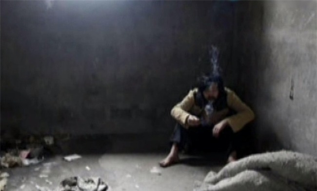 Người đàn ông phát điên sau khi chia tay bạn gái, bị bố đẻ nhốt trong nhà kho suốt 10 năm trời - Ảnh 1.