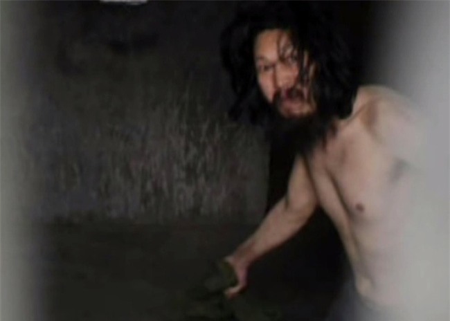 Người đàn ông phát điên sau khi chia tay bạn gái, bị bố đẻ nhốt trong nhà kho suốt 10 năm trời - Ảnh 2.