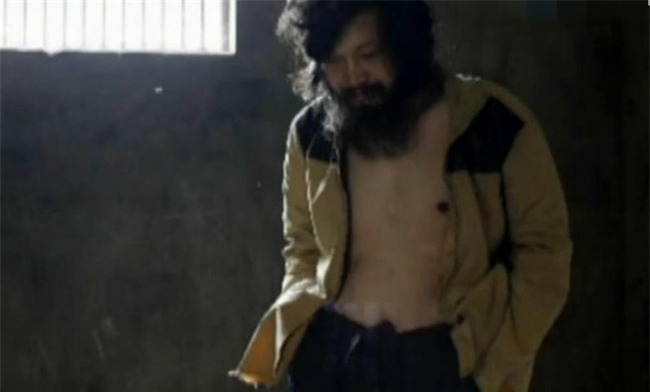 Người đàn ông phát điên sau khi chia tay bạn gái, bị bố đẻ nhốt trong nhà kho suốt 10 năm trời - Ảnh 3.