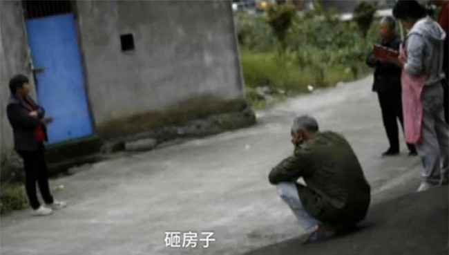 Người đàn ông phát điên sau khi chia tay bạn gái, bị bố đẻ nhốt trong nhà kho suốt 10 năm trời - Ảnh 7.