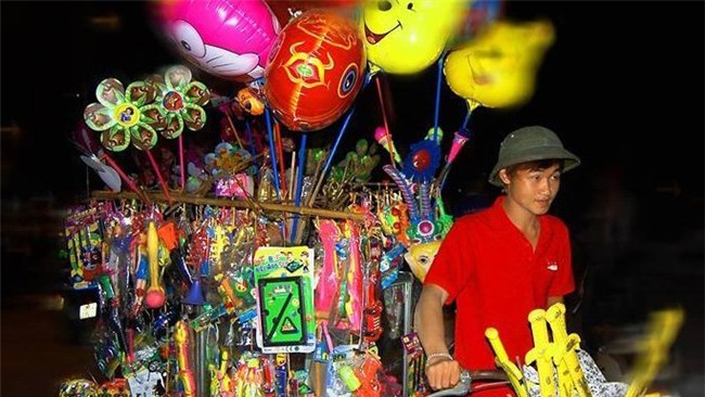 Chàng trai bán hàng rong được 3 đại học Âu Mỹ mời học miễn phí