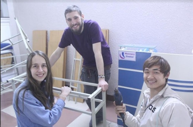 Chàng trai bán hàng rong được 3 đại học Âu Mỹ mời học miễn phí