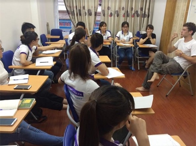 Chàng trai bán hàng rong được 3 đại học Âu Mỹ mời học miễn phí