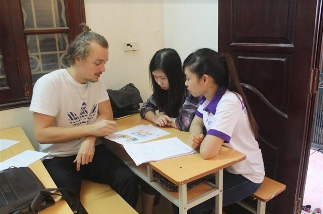 Chàng trai bán hàng rong được 3 đại học Âu Mỹ mời học miễn phí