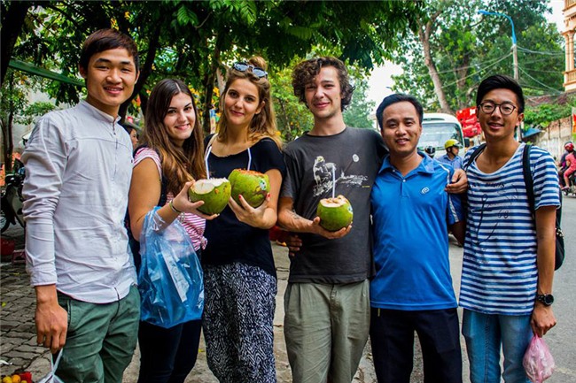 Chàng trai bán hàng rong được 3 đại học Âu Mỹ mời học miễn phí