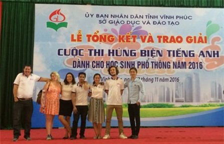 Chàng trai bán hàng rong được 3 đại học Âu Mỹ mời học miễn phí