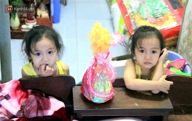 Vợ bỏ đi, người cha bệnh tật nhọc nhằn nuôi 2 bé gái sinh đôi xinh như thiên thần - Ảnh 1.