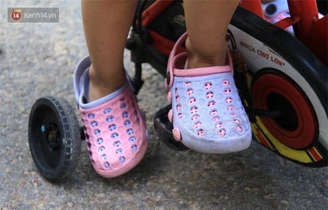 Vợ bỏ đi, người cha bệnh tật nhọc nhằn nuôi 2 bé gái sinh đôi xinh như thiên thần - Ảnh 12.