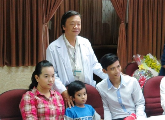 Gia đình M. bên BS Đào Trung Hiếu, người chủ trì ê kíp mổ cứu sống bé M.