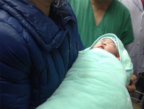 em-be-duoc-mang-thai-ho-dau-tien-o-viet-nam-chao-doi