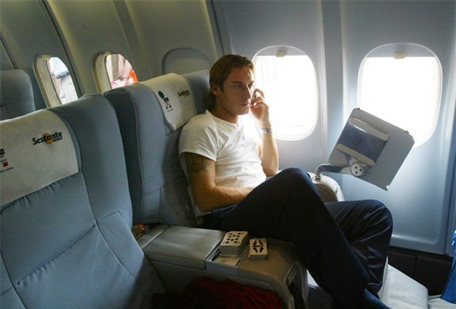 Điều gì xảy ra khi khách không tắt điện thoại trên máy bay?