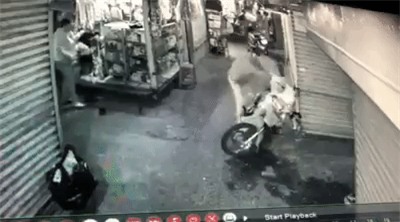 Camera ghi lại cảnh nam thanh niên bị đâm liên tiếp sau va chạm giao thông ở Sài Gòn - Ảnh 2.