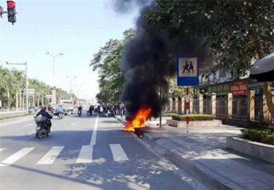  Chiếc xe máy được chính chủ nhân của nó là Nguyễn Văn Hiệp châm lửa đốt sau khi bị CSGT xử phạt 