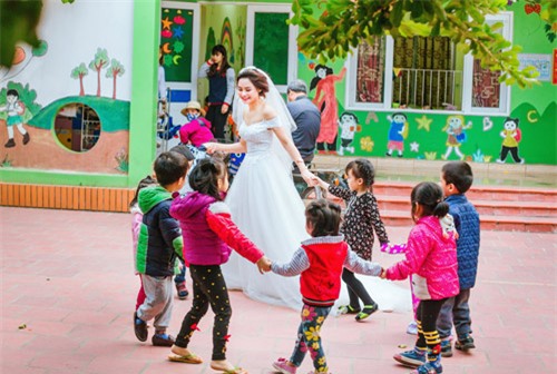 bat ngo voi bo anh cuoi cua co giao mam non ngay trong truong - 6