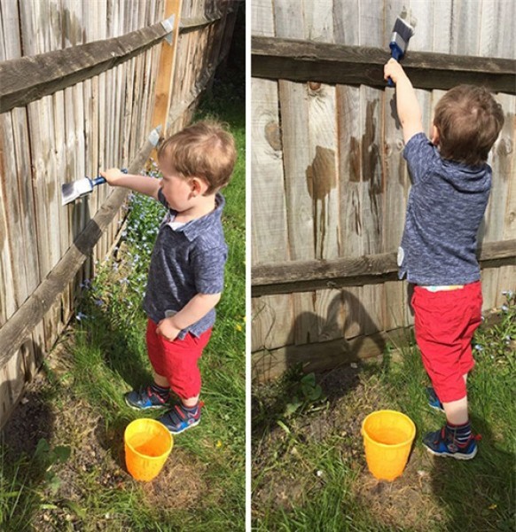Nếu bạn bận rộn và không muốn cậu con nghịch ngợm quấy rầy, cứ đưa cho bé xô nước với chiếc chổi sơn rồi nhờ con sơn hàng rào.