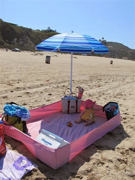 Một bà mẹ tự hào vì đã nghĩ ra cách đặt đồ chặn 4 góc ga trải giường như thế này làm nơi chơi cho con khỏi dính cát trên bãi biển. 